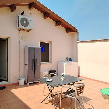 شقة Mansarda Con Terrazzo Privato بارليتا المظهر الخارجي الصورة